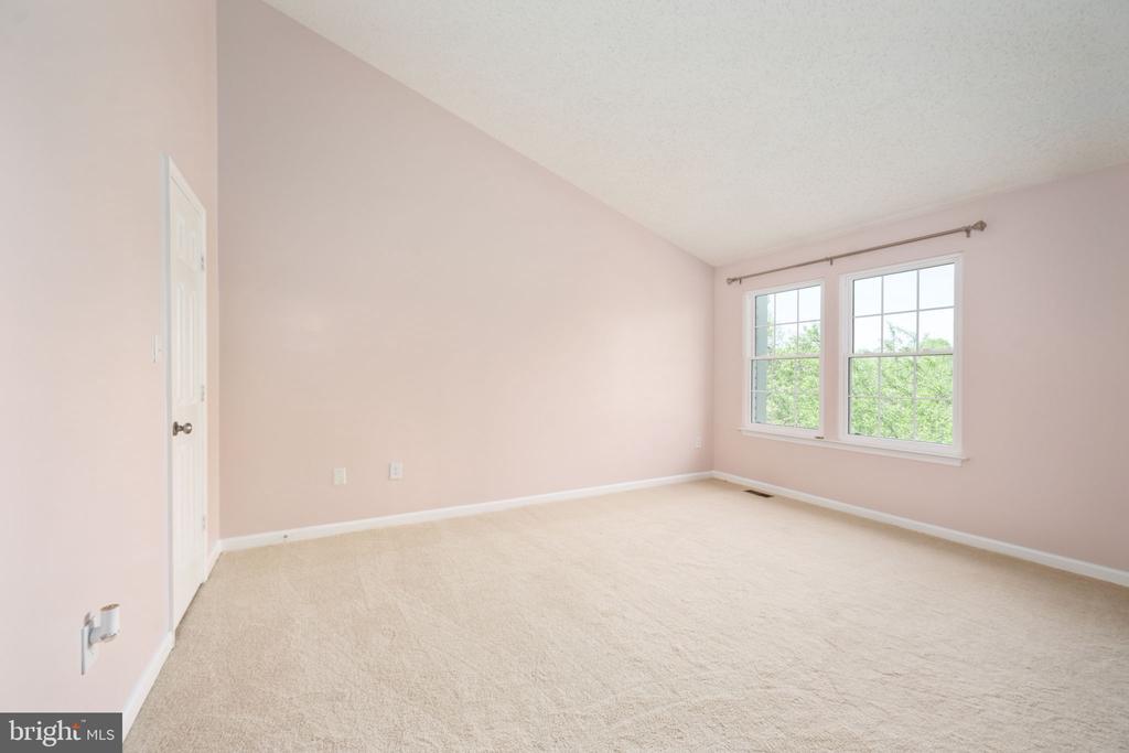 207 KNOLLWOOD COURT