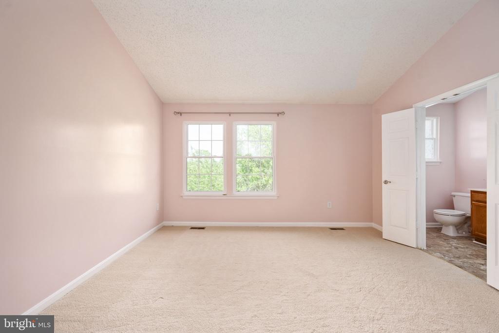 207 KNOLLWOOD COURT