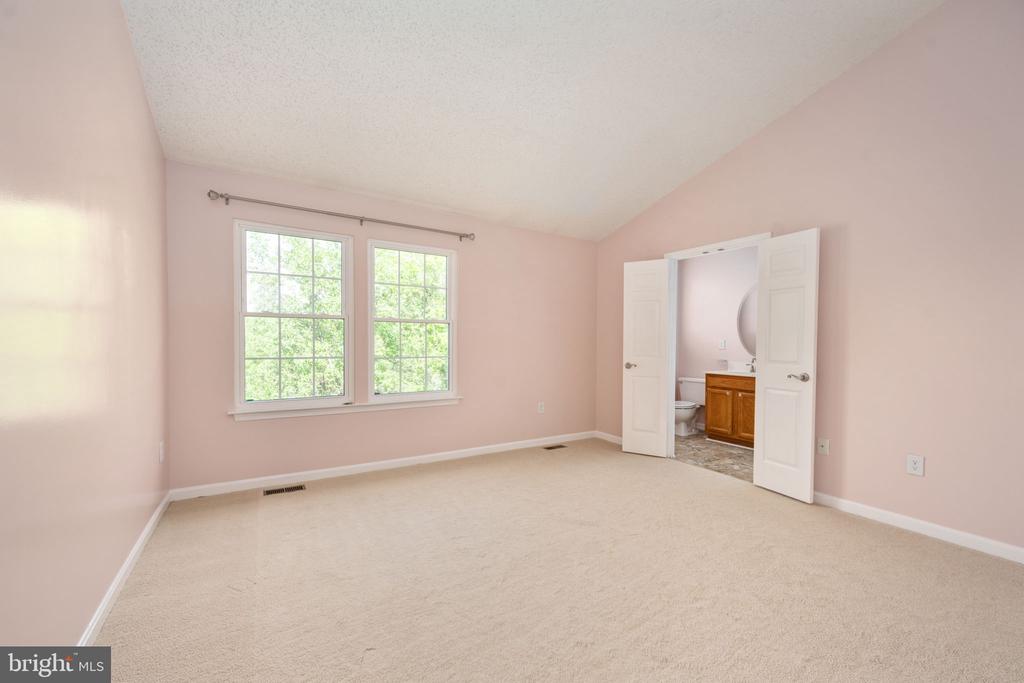 207 KNOLLWOOD COURT