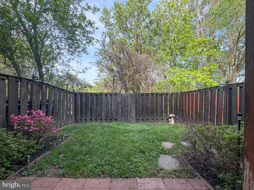207 KNOLLWOOD COURT