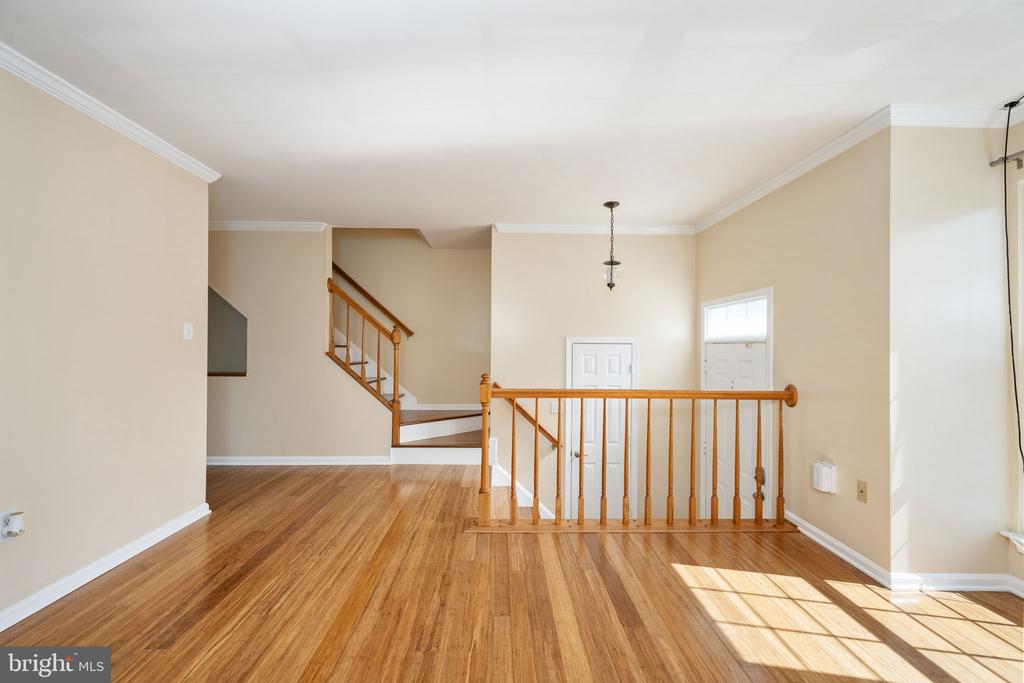 207 KNOLLWOOD COURT