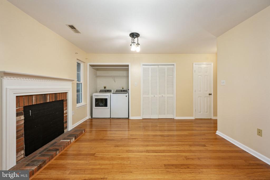 207 KNOLLWOOD COURT