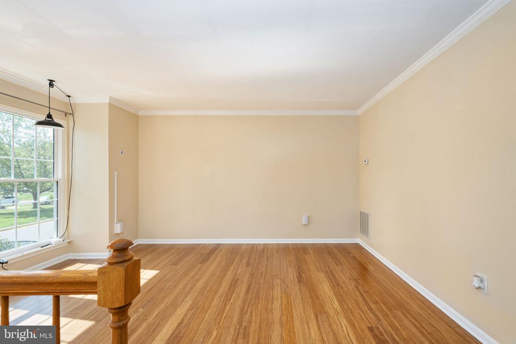 207 KNOLLWOOD COURT
