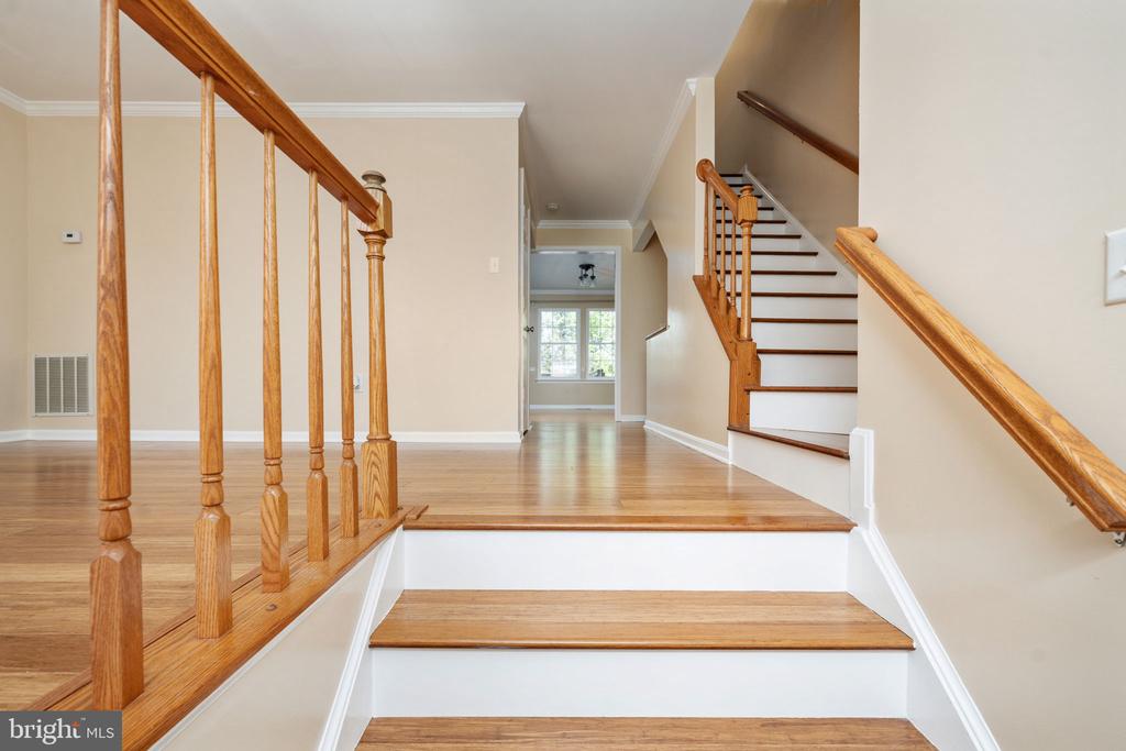207 KNOLLWOOD COURT