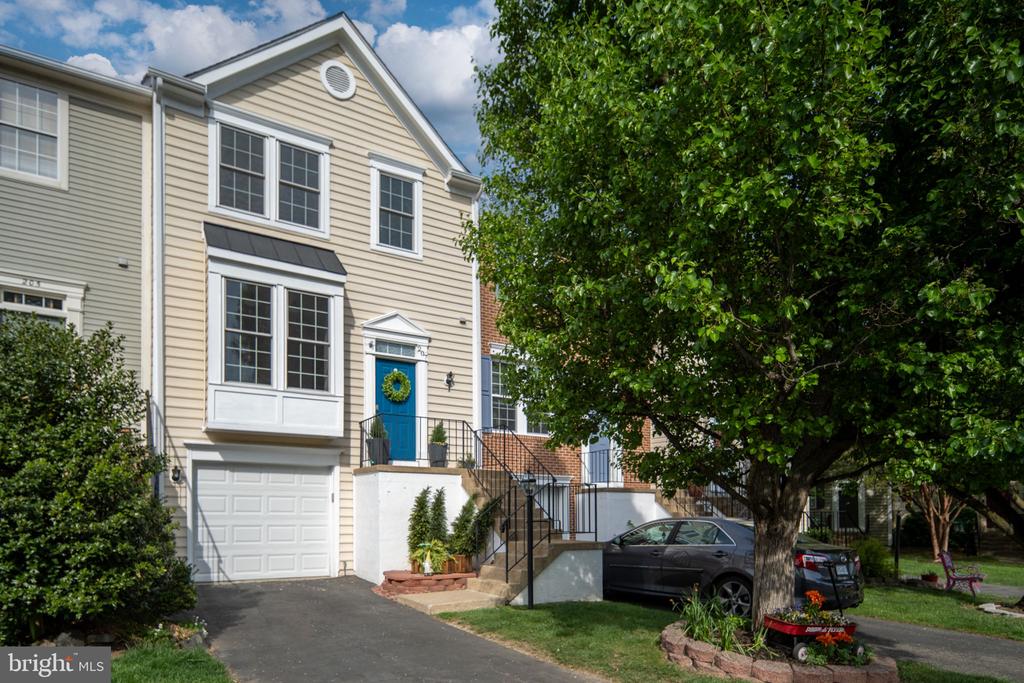 207 KNOLLWOOD COURT