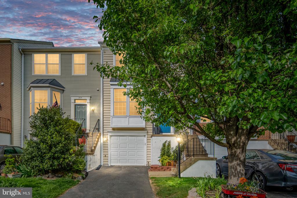 207 KNOLLWOOD COURT