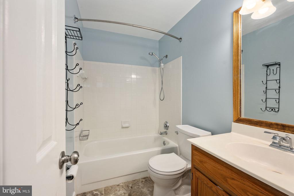 207 KNOLLWOOD COURT