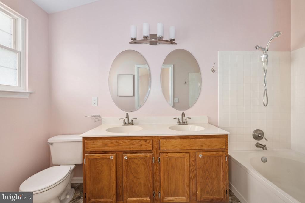 207 KNOLLWOOD COURT