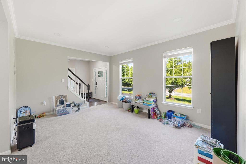 34 WESTHAMPTON COURT