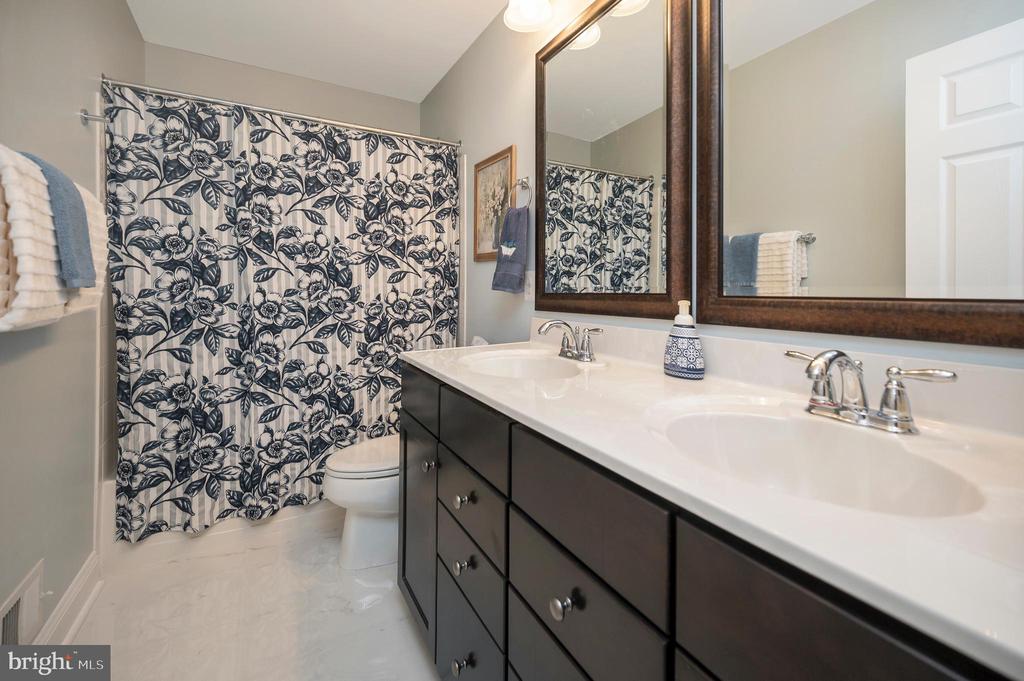 6 GLEN ALLEN COURT
