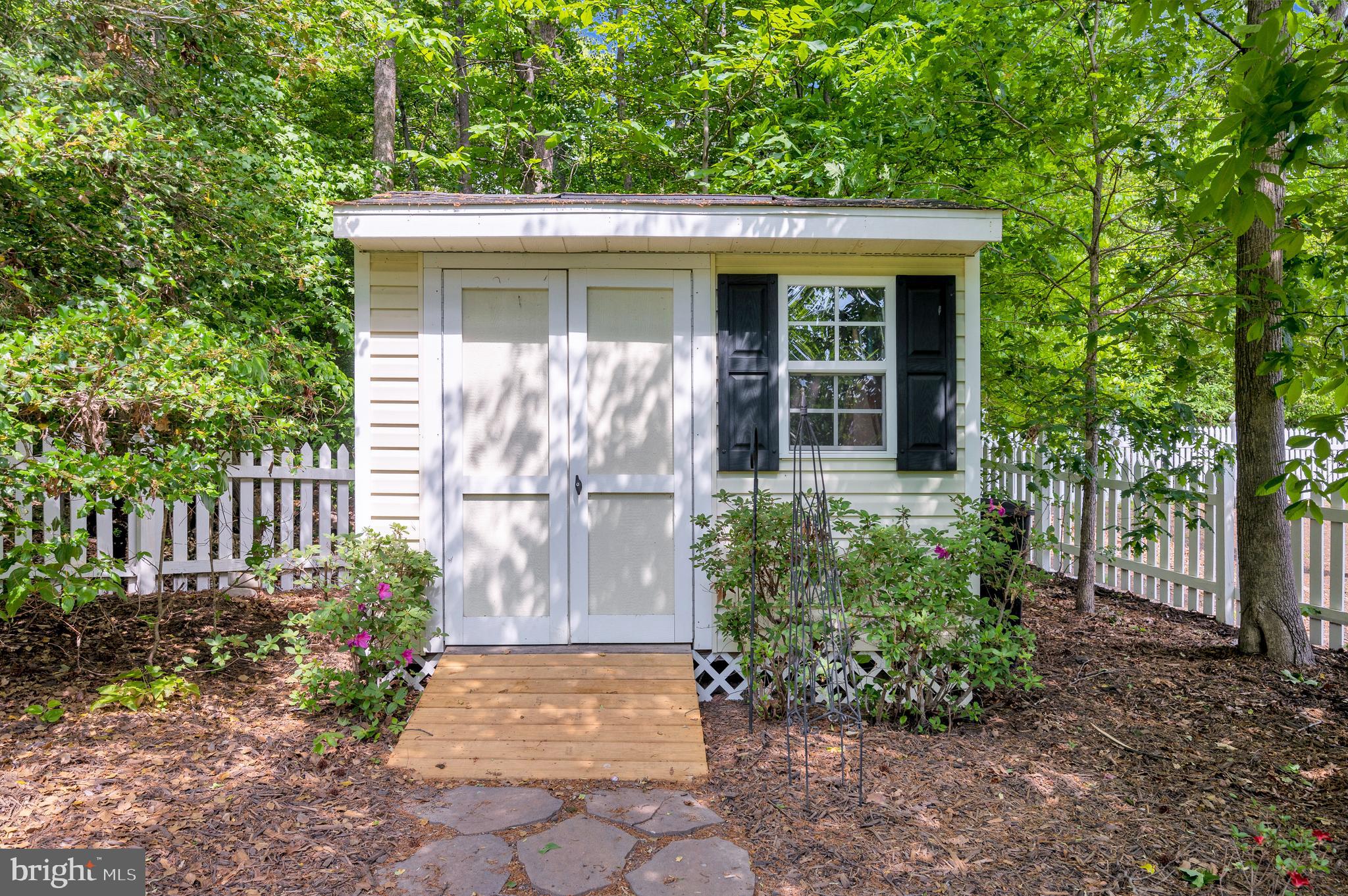 6 GLEN ALLEN COURT