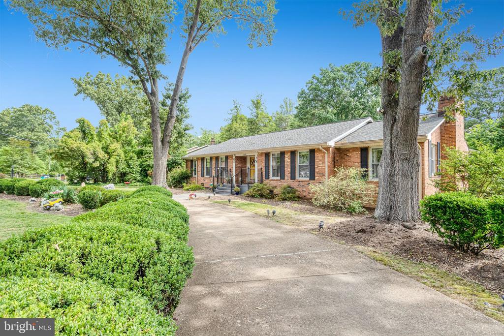 1208 WASHINGTON DRIVE