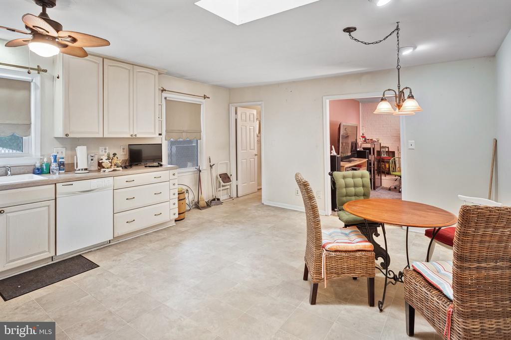 1208 WASHINGTON DRIVE