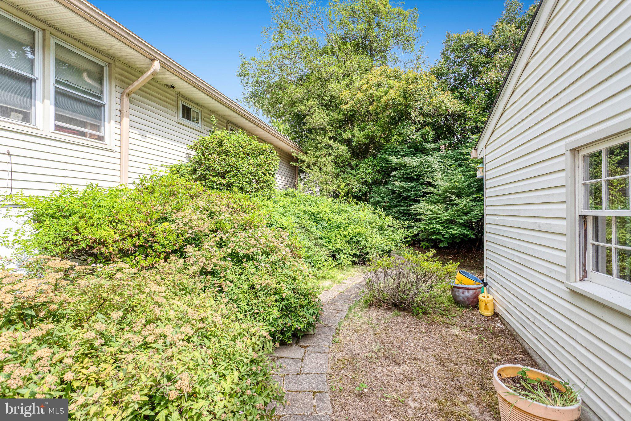 1208 WASHINGTON DRIVE