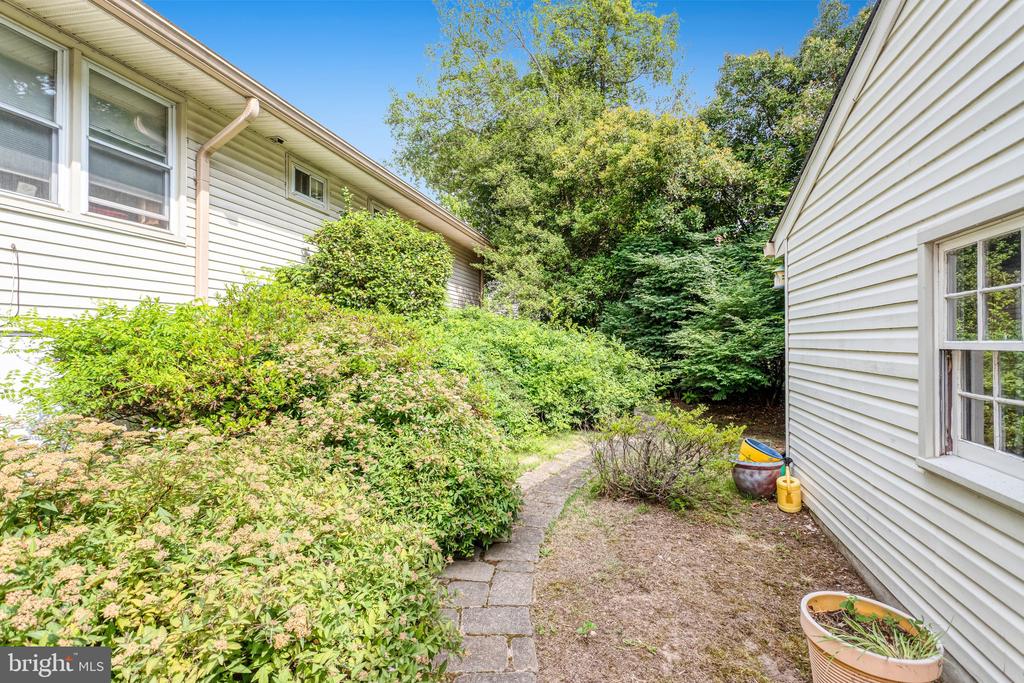 1208 WASHINGTON DRIVE