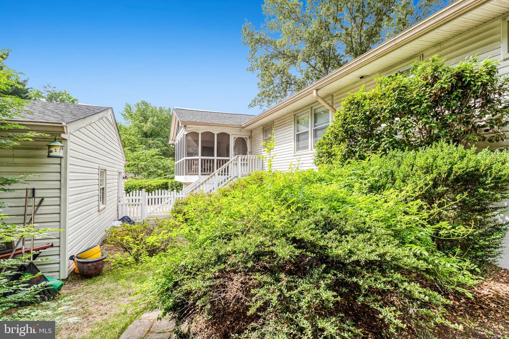1208 WASHINGTON DRIVE