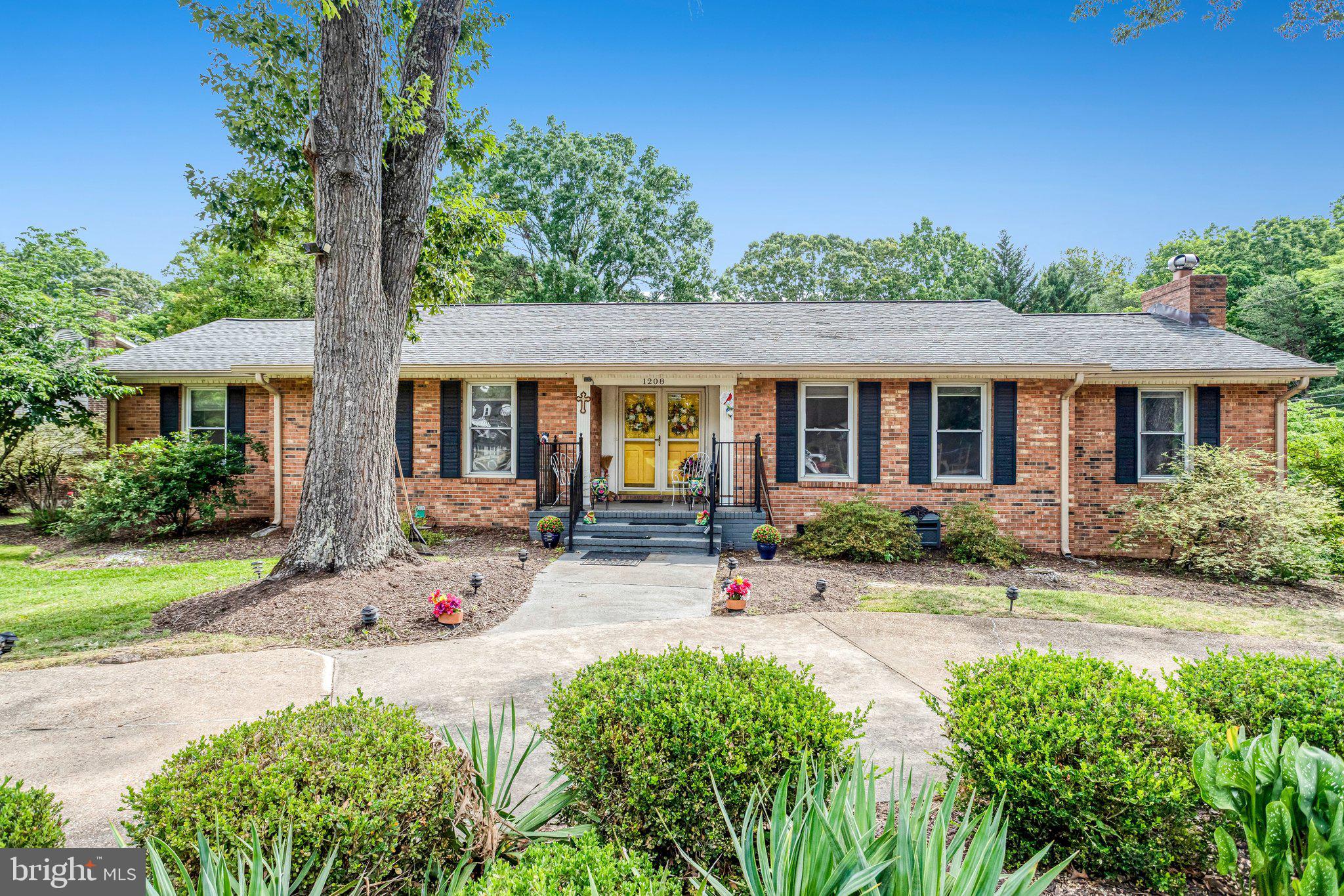 1208 WASHINGTON DRIVE