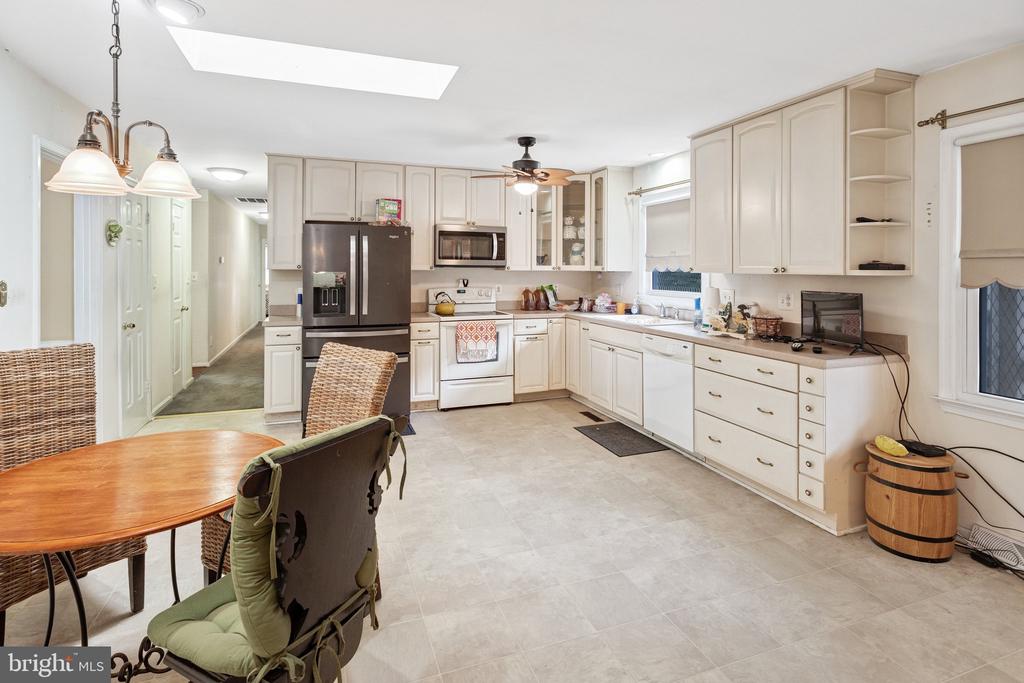 1208 WASHINGTON DRIVE