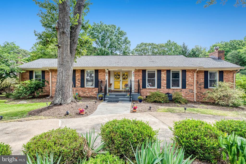 1208 WASHINGTON DRIVE