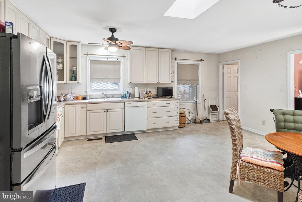 1208 WASHINGTON DRIVE