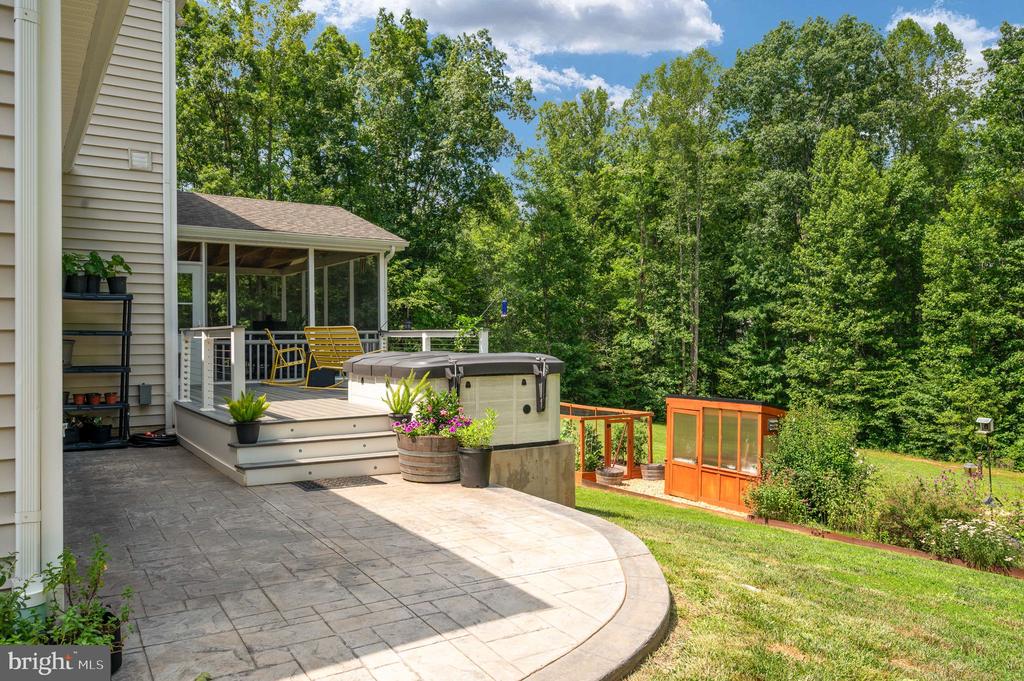 40 BOXWOOD DRIVE