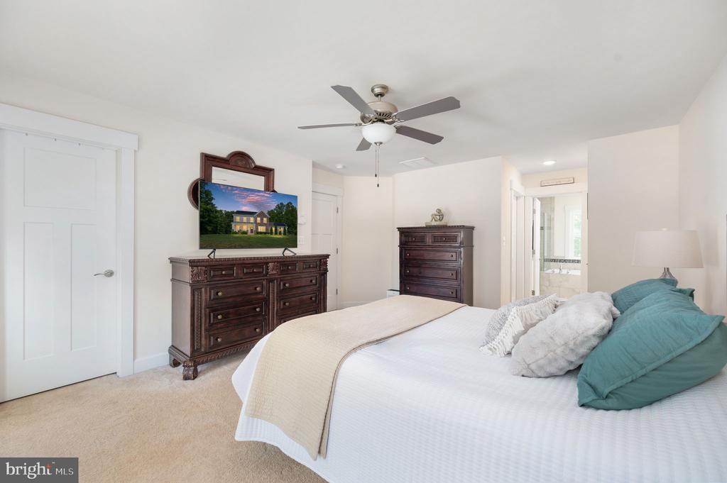 40 BOXWOOD DRIVE