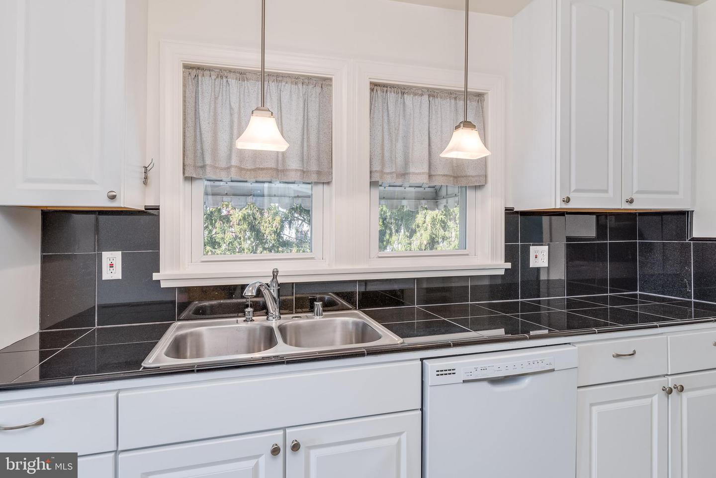 1123 Woodland AVENUE