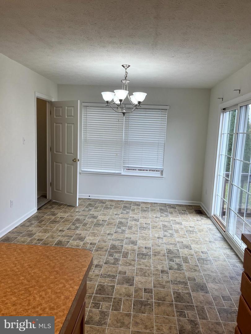 2067 Stoneleigh DRIVE