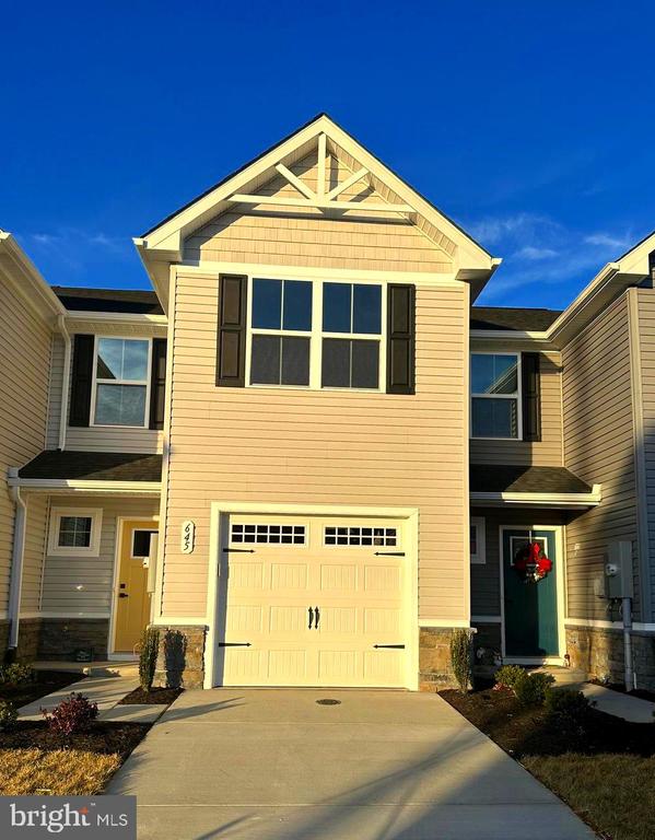 645 LAURELWOOD CIRCLE