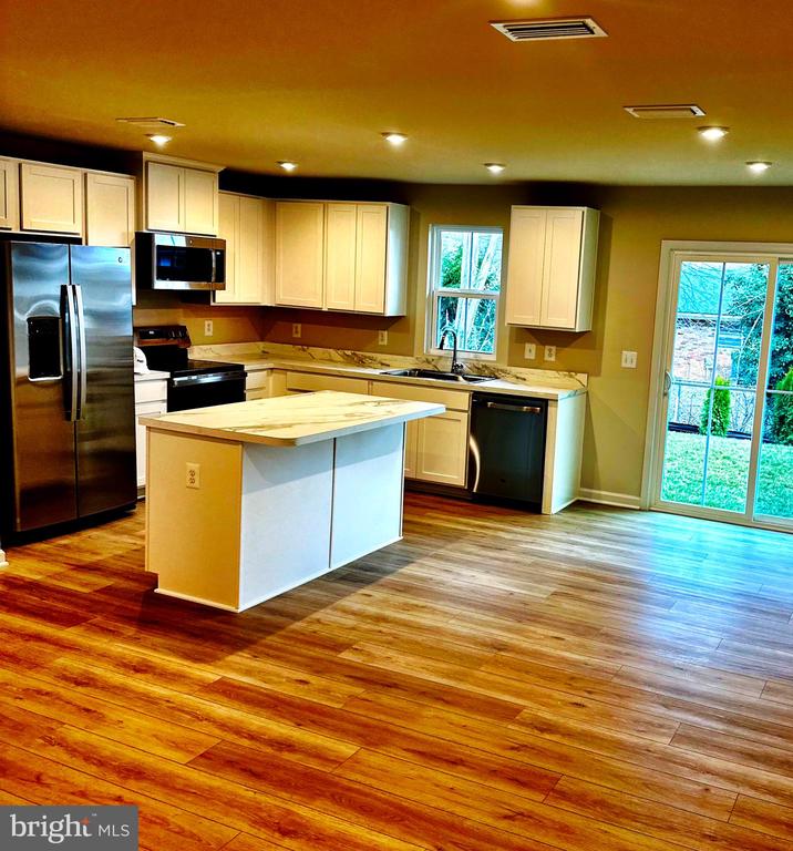645 LAURELWOOD CIRCLE
