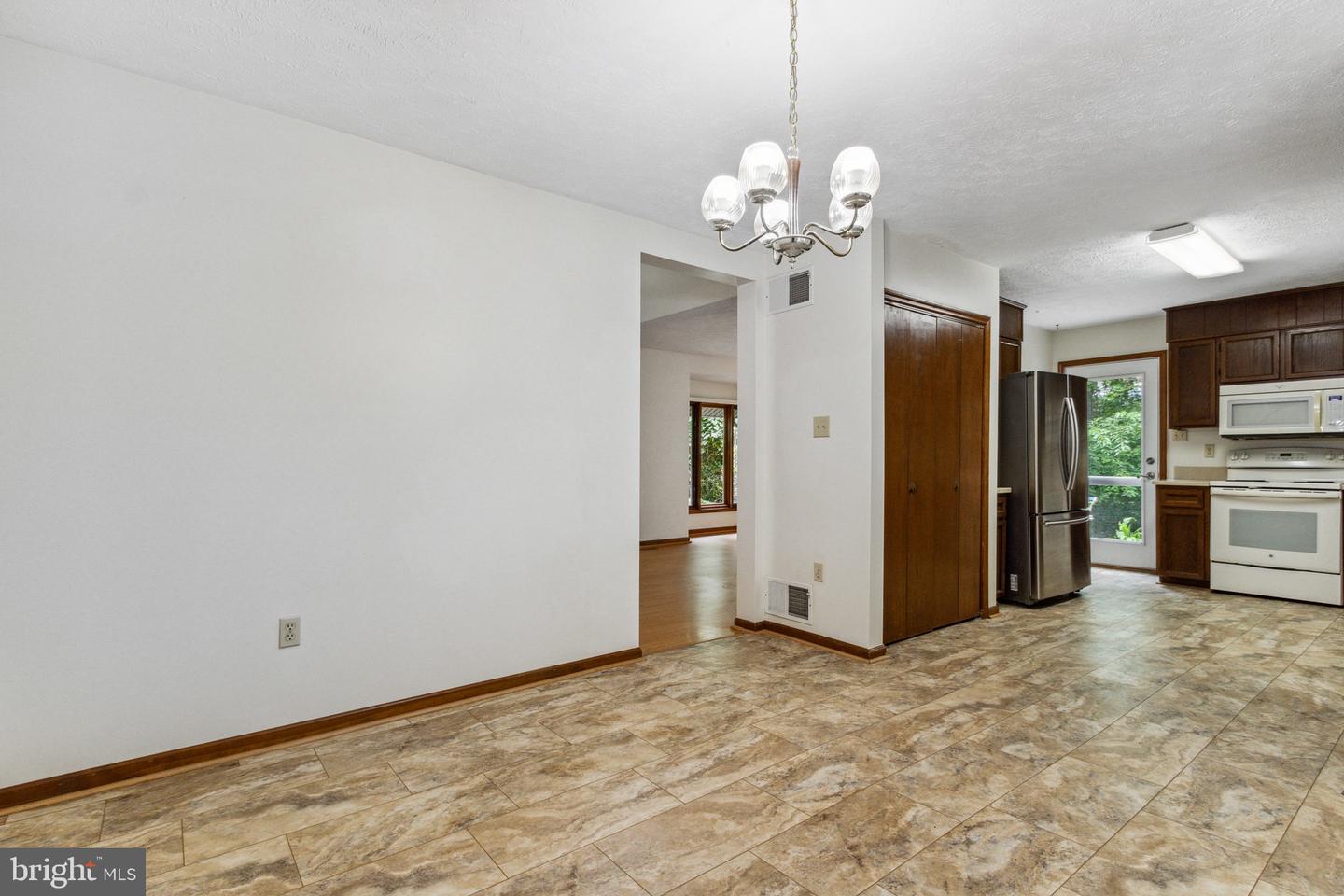 1009 Hillandale ROAD