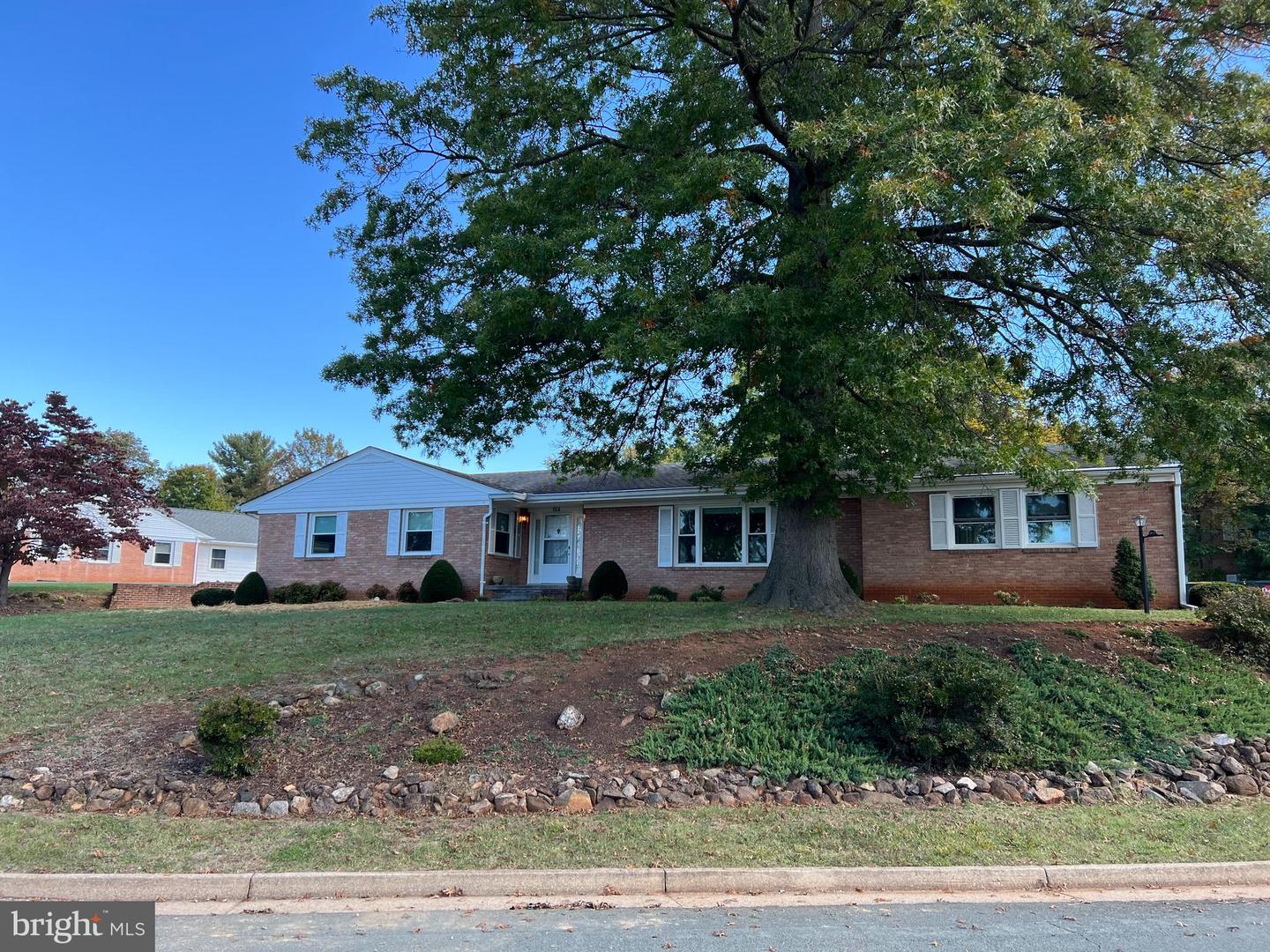 164 Pinecrest STREET