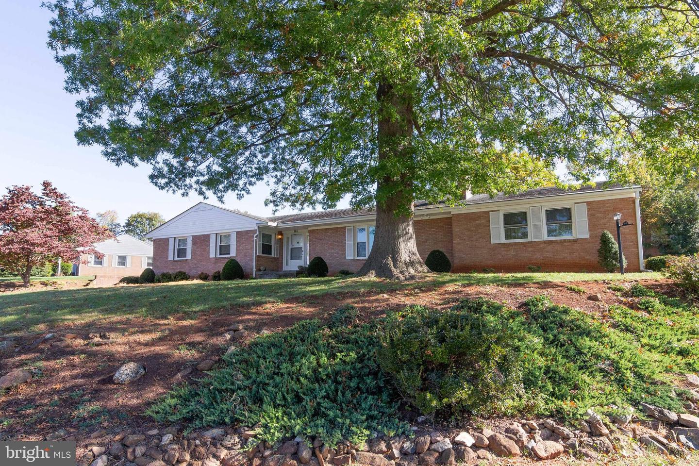 164 Pinecrest STREET