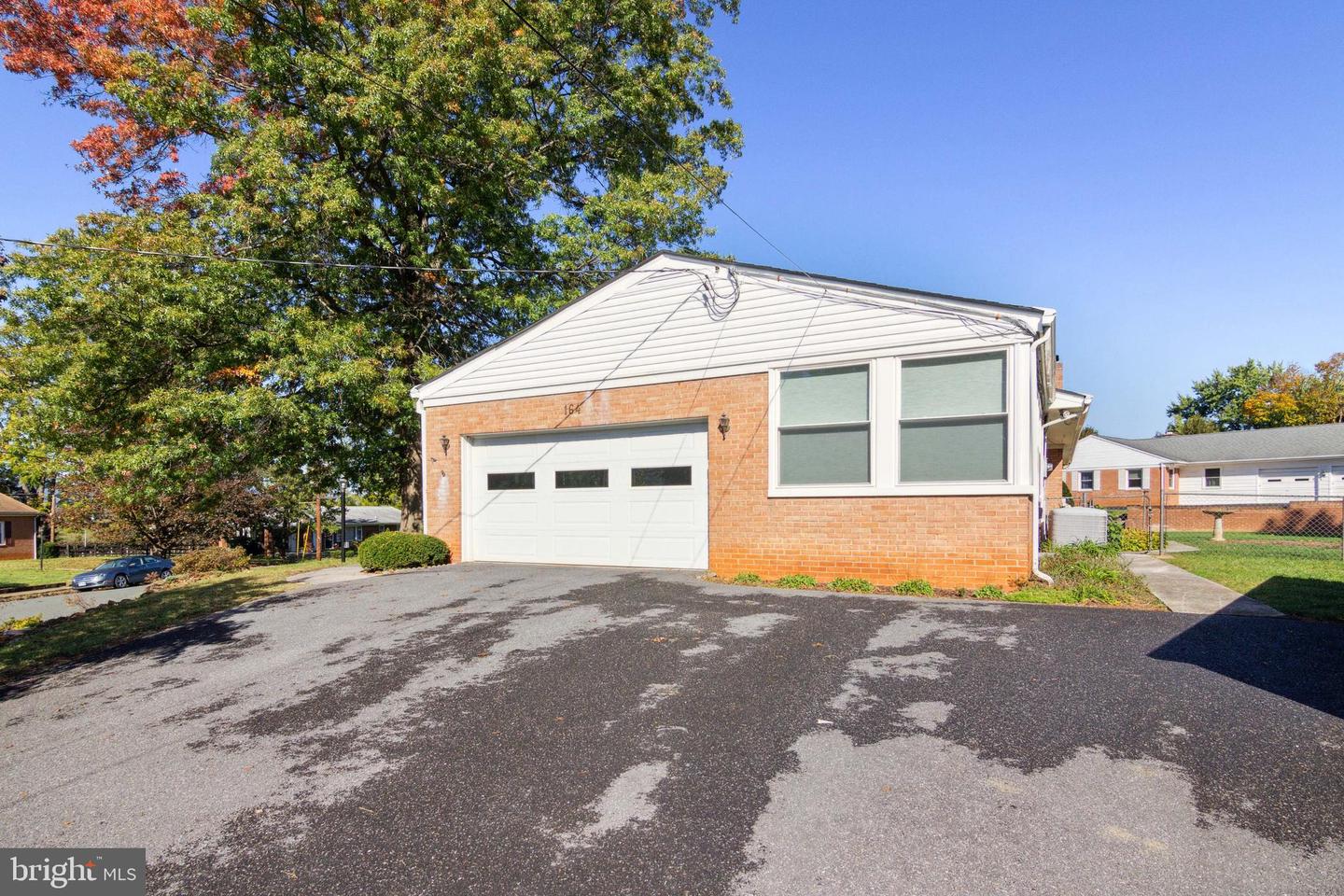 164 Pinecrest STREET