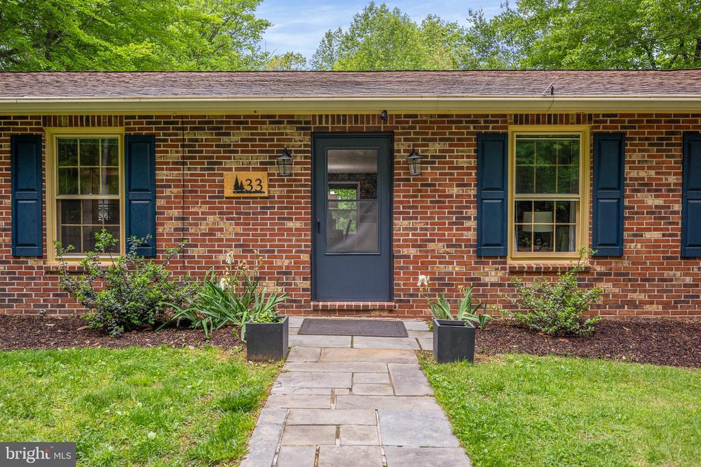 33 Fern Ct