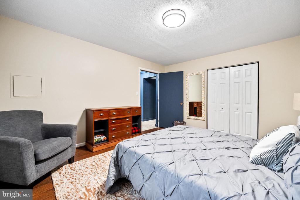 33 Fern Ct