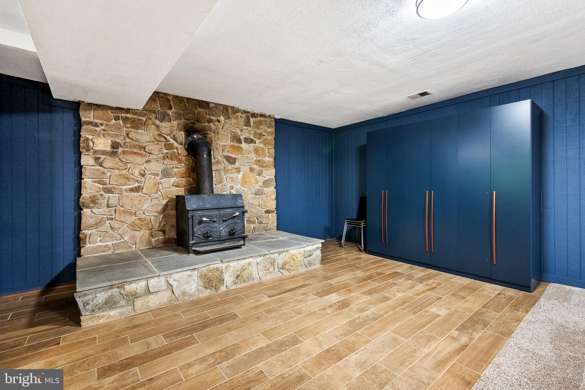 33 Fern Ct