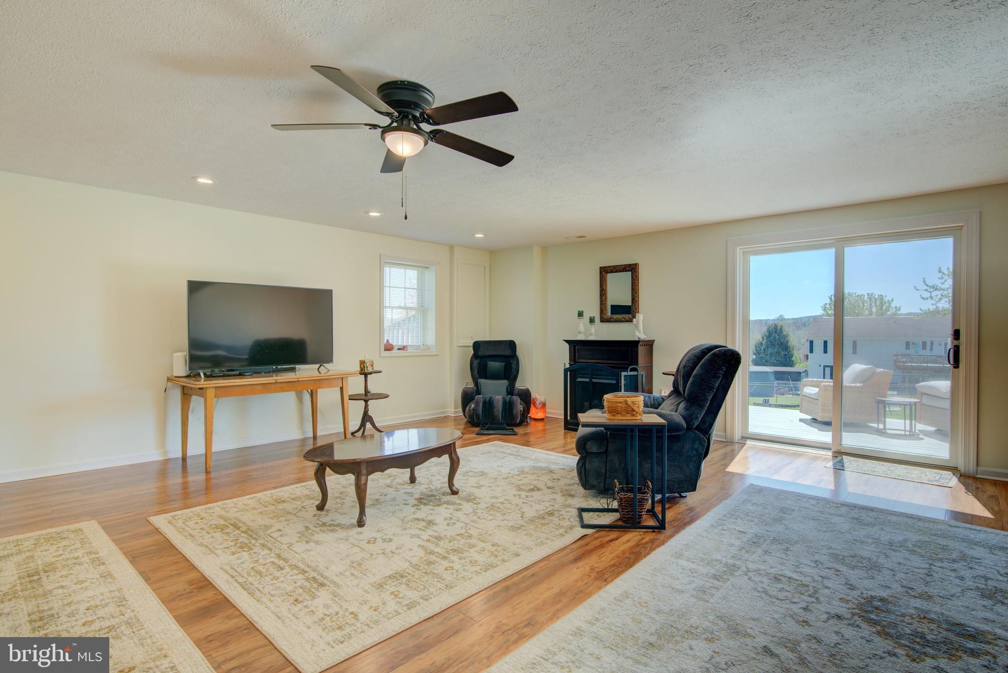 281 CREEKSIDE WAY