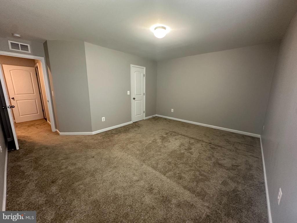 42 EAKINS LN