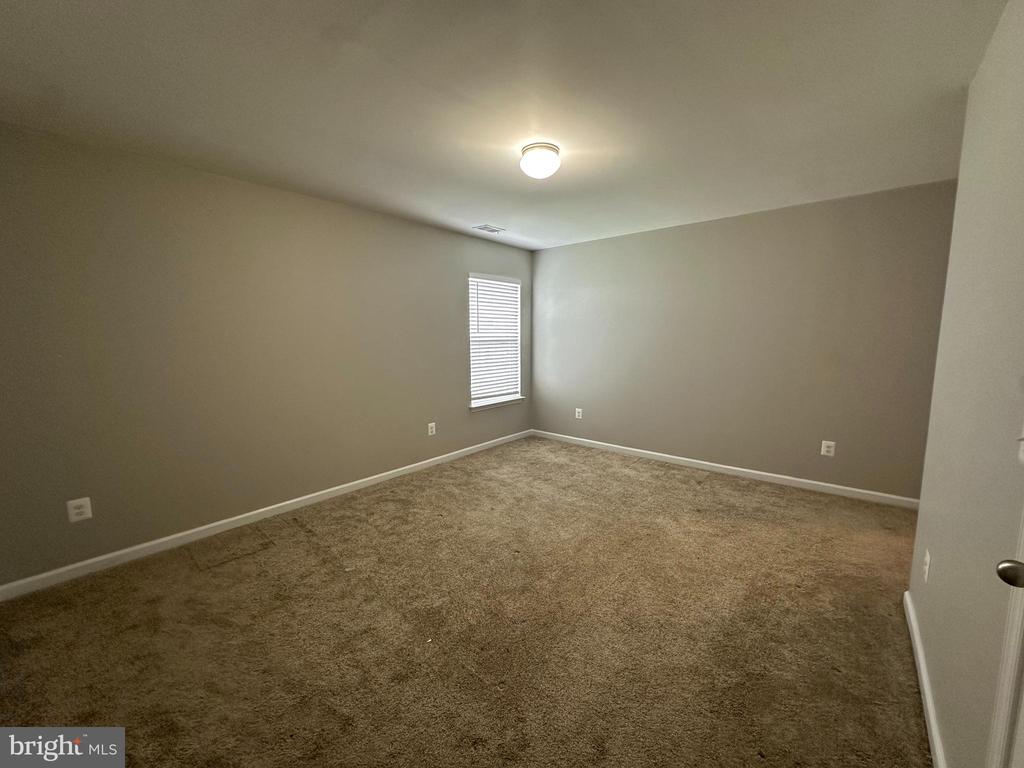 42 EAKINS LN