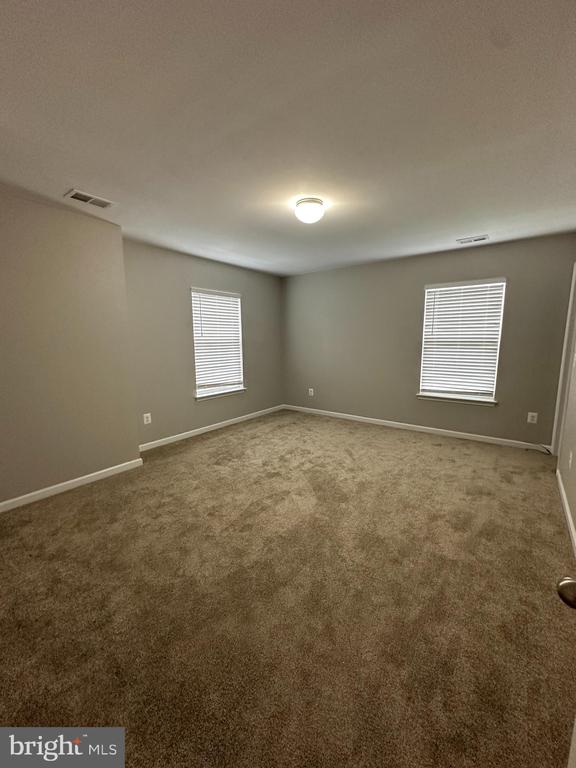 42 EAKINS LN