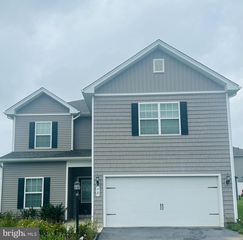 42 EAKINS LN