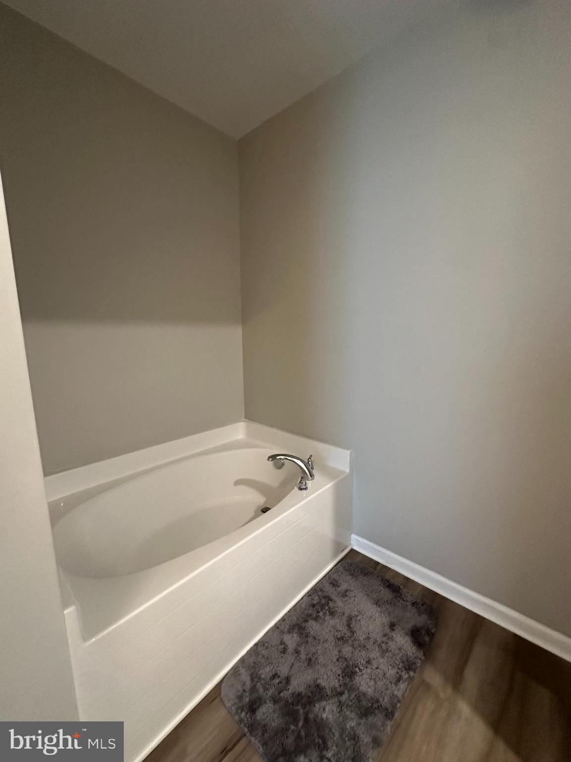 42 EAKINS LN
