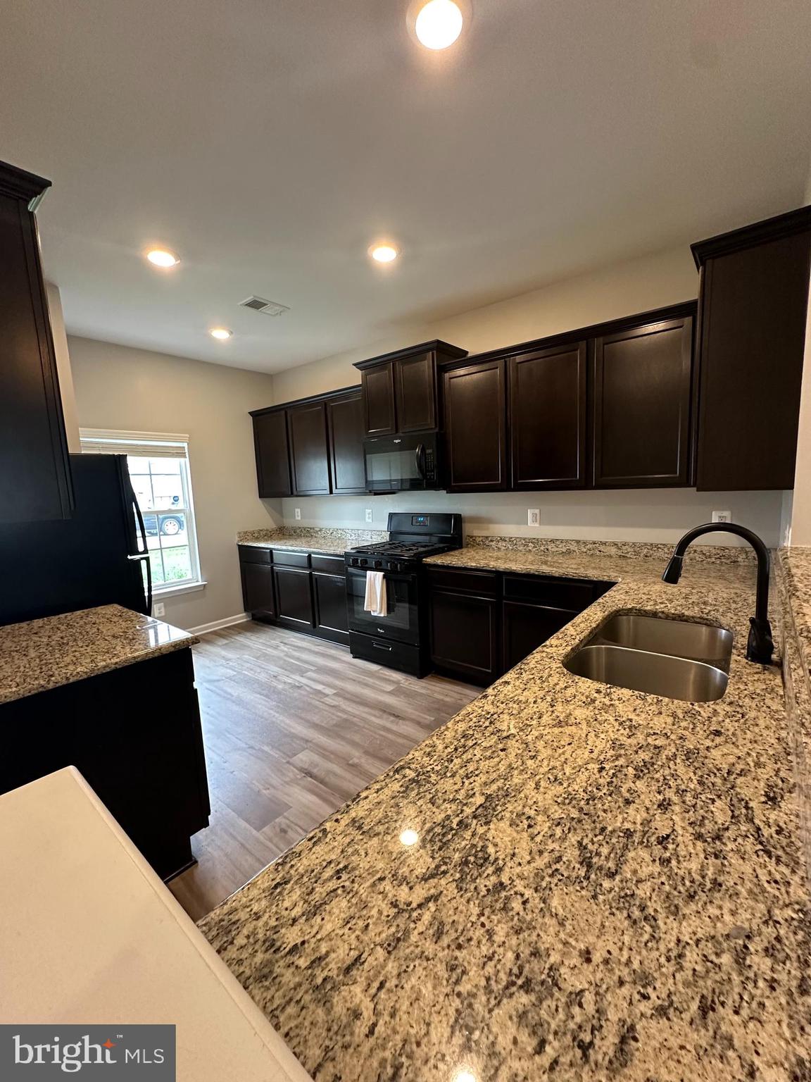 42 EAKINS LN