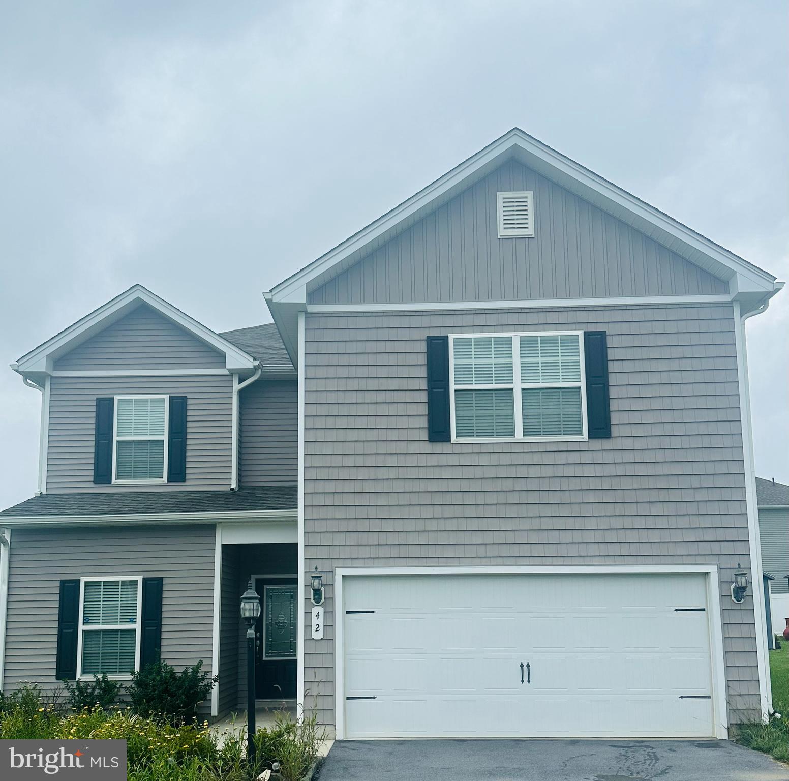 42 EAKINS LN