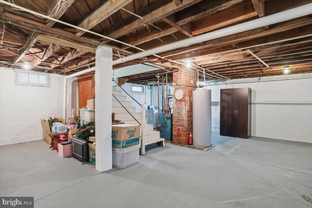 639 W RACE STREET