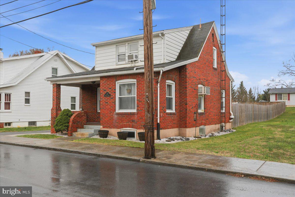 639 W RACE STREET