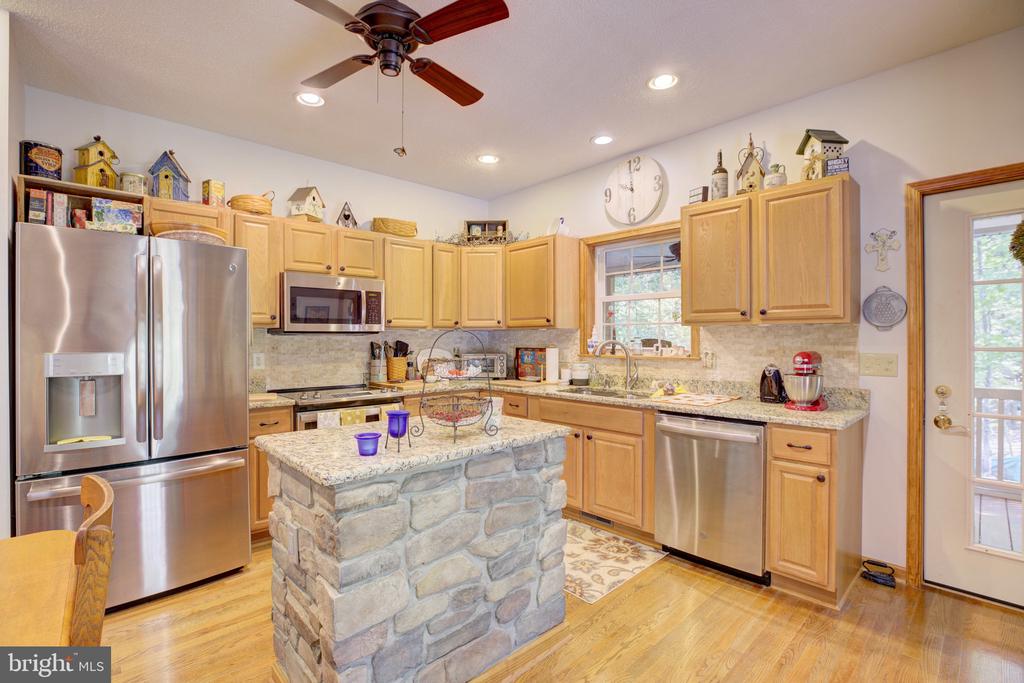 370 Hemlock Ct