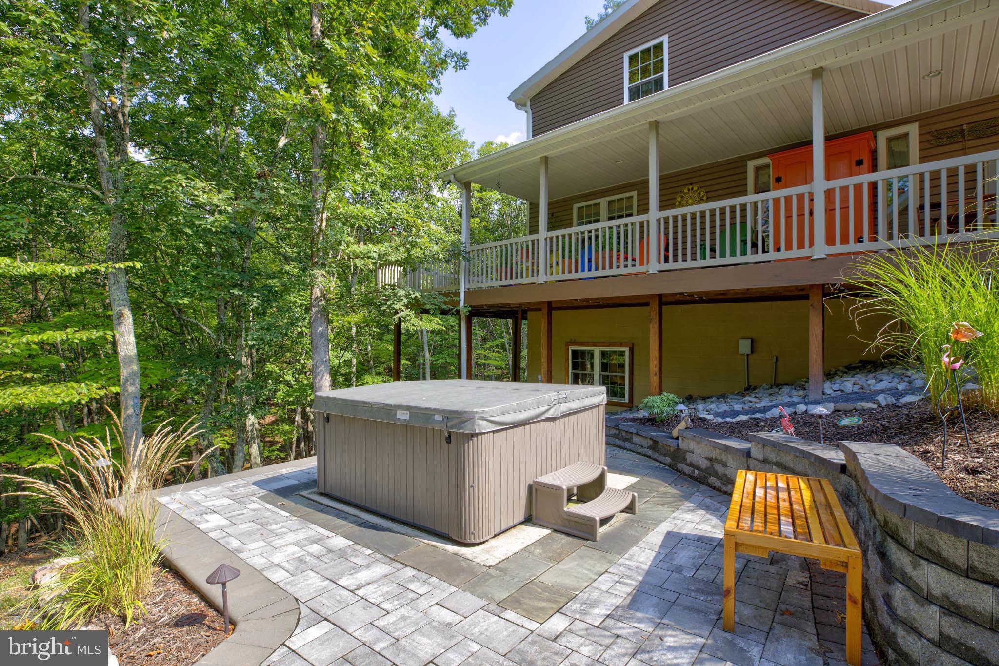370 Hemlock Ct