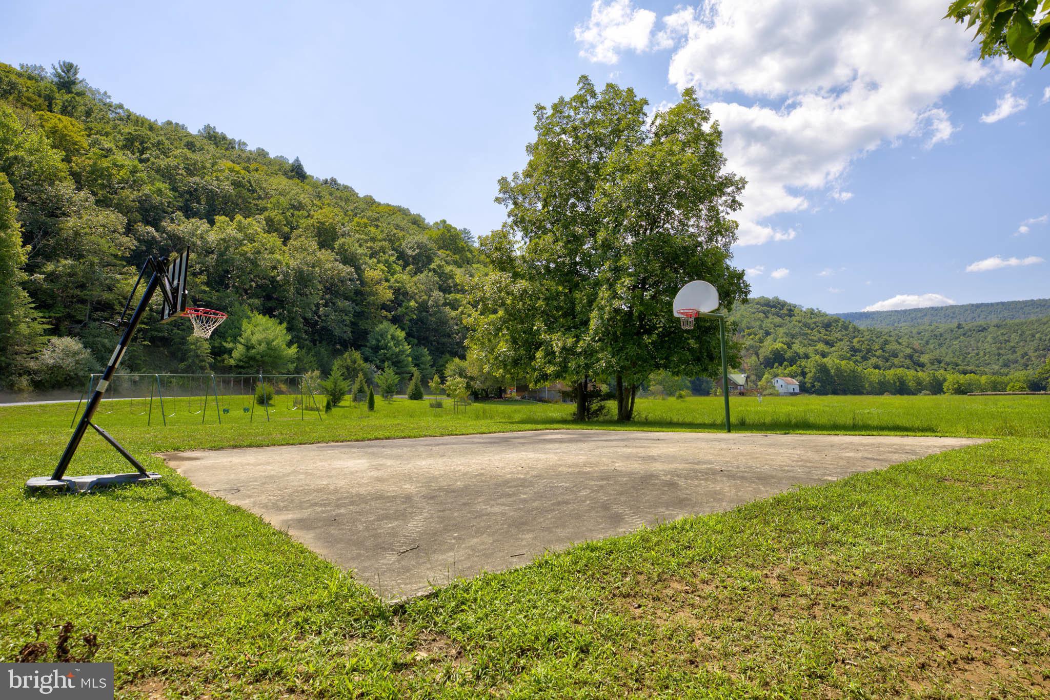 370 Hemlock Ct